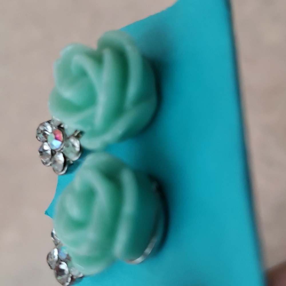 Mint color flower earrings - Picture 2 of 4